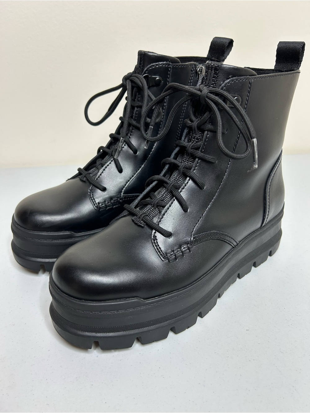 UGG Sidnee Leather Boots Women’s Black US Size 8